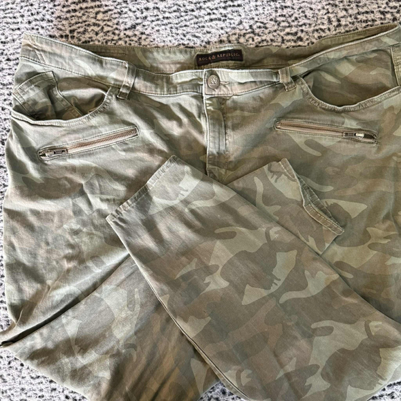 Women's Rock & Republic Camo Pants Size 24W Green - Picture 3 of 11